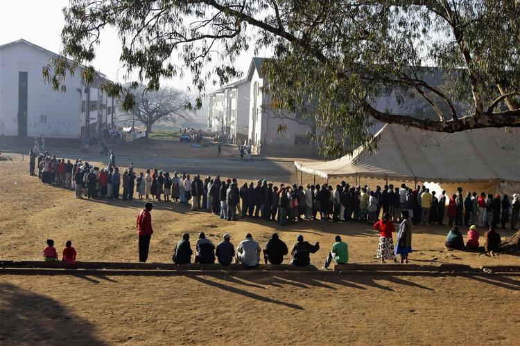 Zimbabwerne går til valg i dag. Mange af dem tør ikke andet. 
