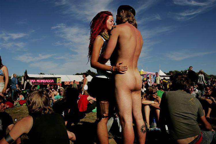 Bar røv og blå himmel. 2005 var et af de varmeste år i Roskilde Festivals historie. 