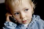 Det er uforholdsmæssigt dyrt at ringe til mormor, hvis hendes mobil er tilknyttet et andet teleselskab, mener EU-kommissionen. 