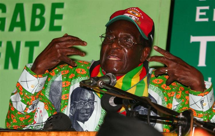 Onde tunger påstår, at Zimbabwes leder, Robert Mugabe, går i underligt tøj for at få sine modstandere til at grine, hvorefter han kan lade dem arrestere. 