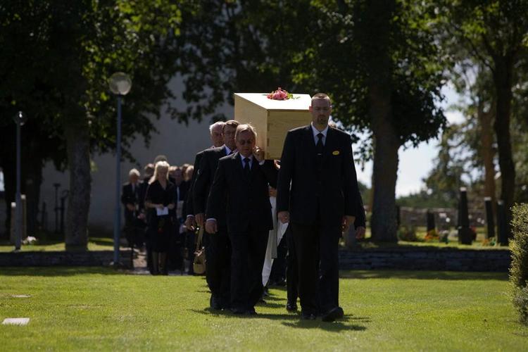 Ingmar Bergman bæres til sit sidste hvilested på Fårö kirkegård i august sidste år. Og nu kan der endelig skimtes en løsning på, hvad der skal ske med hans hjem på øen. 