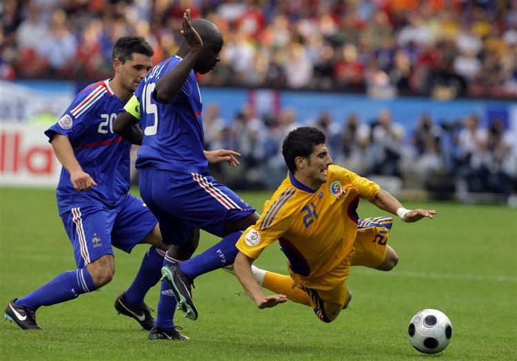 Den franske landsholdsspiller Lilian Thuram vinker afværgende efter en tackling han satte ind mod Rumæniens Daniel Niculae under EM. Arkivfoto. 