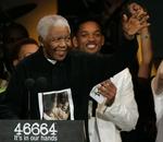 Nelson Mandela var på scenen for at holde en tale til publikum. 