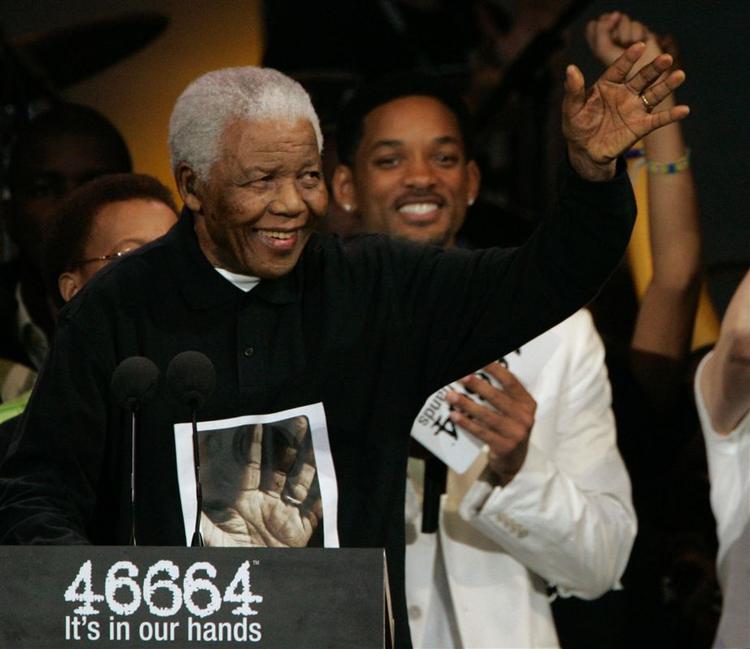Nelson Mandela var på scenen for at holde en tale til publikum. 