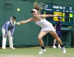 Caroline Wozniacki er ude af Wimbledon efter nederlag til storfavoritten Jelena Jankovic. 