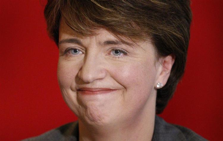 En skandale om donationer har tvunget lederen af det skotske Labour-parti, Wendy Alexander, til at træde tilbage. 