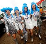 Der er brug for gummistøvler ved årets Glastonbury Festival. Festivalen i Somerset har, ligesom sin danske søster i Roskilde, haft problemer med at komme af med billetterne. 