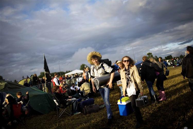 18-årige Nanna Jæger  (til højre) er en af de tusindvis af festivalgæster, der sidder i kø ved indgangen til Roskilde Festivals campingområde. »Vi skal bare have en god plads«, siger hun. 