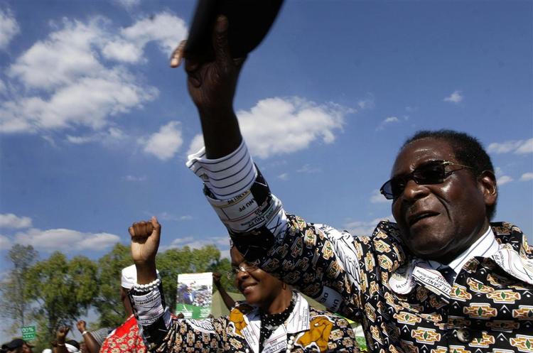 Præsident Robert Mugabe ventes at blive erklæret officiel vinder af valget i Zimbabwe. Her ses han med konen Grace under valgkampen. 