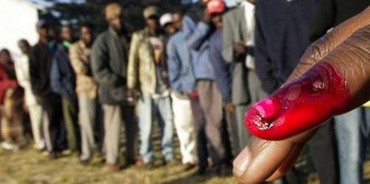 Vælgere i Zimbabwe bruger maling til at markere deres stemmeafgivning. Hvis de tør. Mange er truet væk fra valgstederne. I dag ventes de første resultater. 