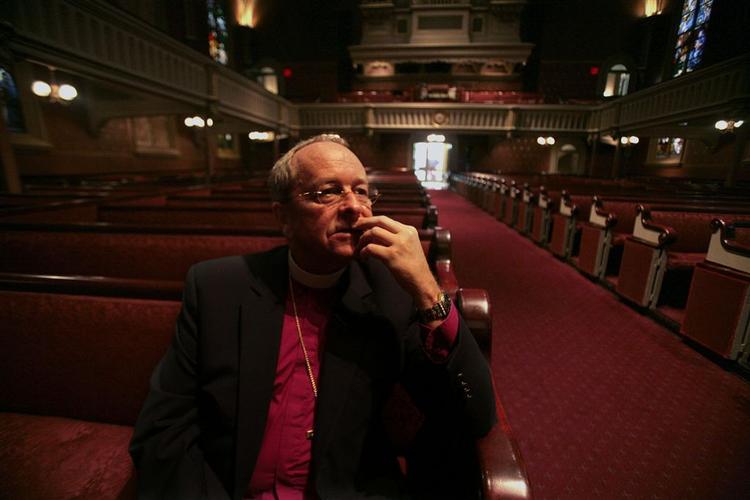 Bøsser hører ikke til på prædikestolen. Det mener en gruppe konservative præster, der nu vil danne et netværk mod moderne tiltag i den anglikanske kirke. Her ses USA's første homoseksuelle biskop, Gene Robinson. 