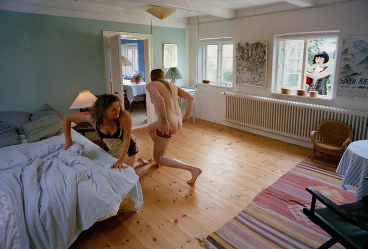 Jesper Christensen (i midten) er spontan og seværdig, mens Karen-Lise Mynster (tv.) og Mille Hoffmeyer-Lehfeldt agerer professionelt i 'One Shot'. Foto fra filmen. 
