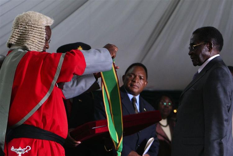 Robert Mugabe tages i ed som præsident ved en ceremoni i Harare i dag. 