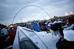 Publikum vælter ind på campingpladsen til Roskilde Festival for at få  det helt rigtige sted. Det er efterhånden en tradition, at hegnet til området væltes, og den historie kan blive fortalt af deltagerne i DRs nye bog, der efter planen skal være klar 14. november. 