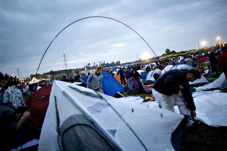 Publikum vælter ind på campingpladsen til Roskilde Festival for at få  det helt rigtige sted. Det er efterhånden en tradition, at hegnet til området væltes, og den historie kan blive fortalt af deltagerne i DRs nye bog, der efter planen skal være klar 14. november. 