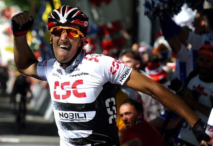 Fabian Cancellara stryger først over målstregen i den sidste etape af Schweiz Rundt. 