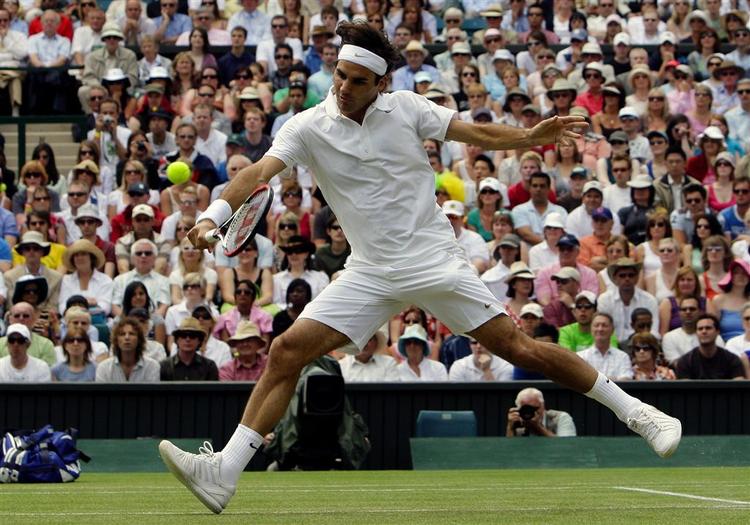 Roger Federer fejede Lleyton Hewitt af banen i Wimbledon. 