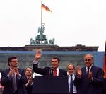 Ronald Reagan ved Brandenburger Tor i Berlin i 1987, hvor han holdt sin berømte tale om Berlin-muren. 