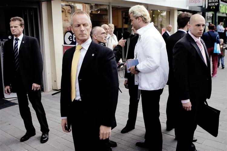 Geert Wilders omgivet af livvagter under valgkamp i Holland. 