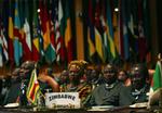 Præsident Mugabe (th.) under AU-topmødet, hvor Sydafrika i kulissen arbejder på en løsning af krisen i Zimbabwe. 