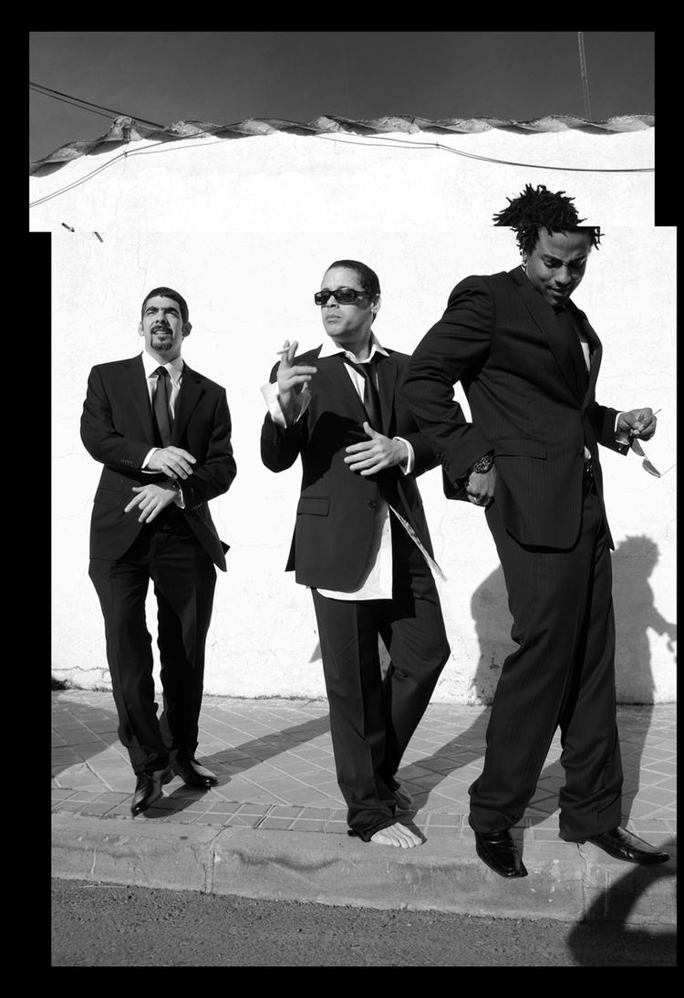 Trioen Orishas voksede op i Cuba, men de bor i dag i henholdsvis Spanien, Frankrig og Italien. Hiphop blandes med elementer af bl.a. jazz og salsa, og Orishas er forbillede for en lang række af den tredje verdens hiphopbands. 