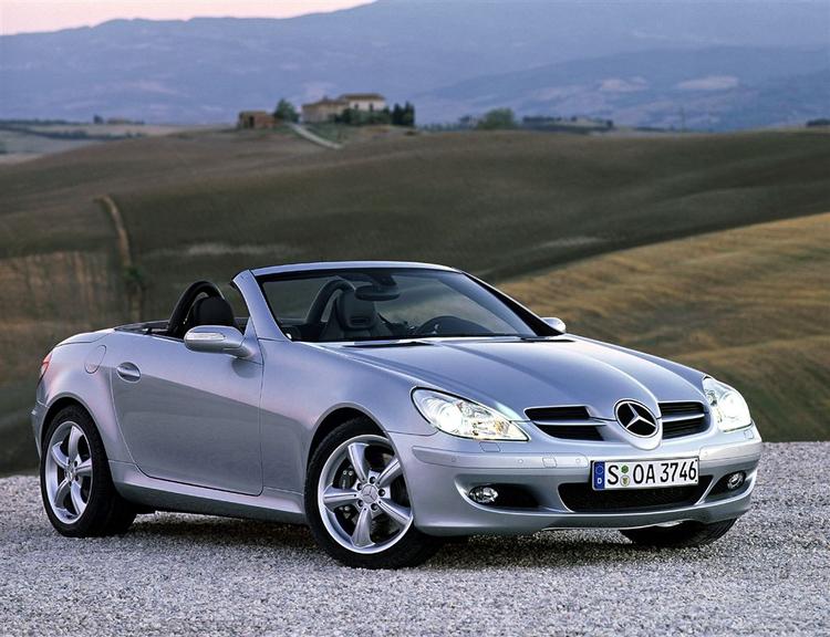 Om sommeren kan en cabriolet være stærkt fristende. Hvis det er en bil i den den dyre ende, som denne Mercedes SLK, kan leasing være et godt valg. 