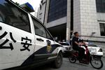 Fem betjente har mistet livet i Shanghai, Kina, efter en gal mand stormede politistationen. 