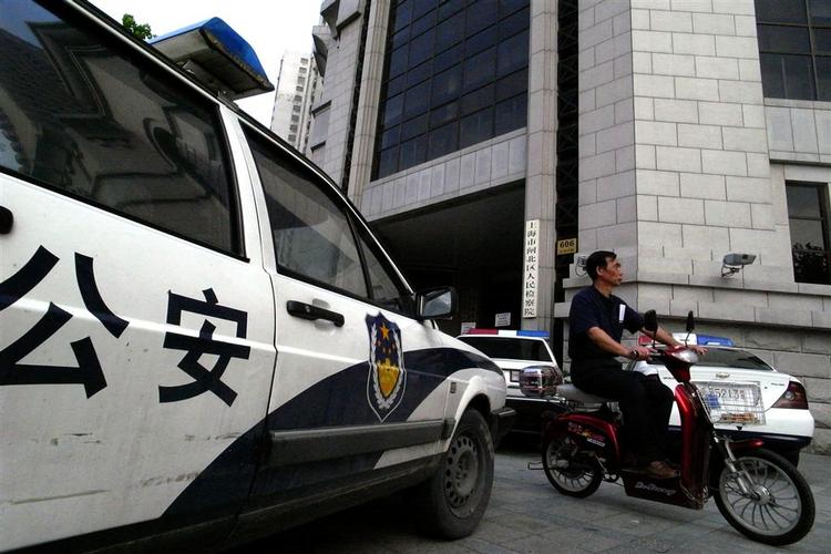Fem betjente har mistet livet i Shanghai, Kina, efter en gal mand stormede politistationen. 