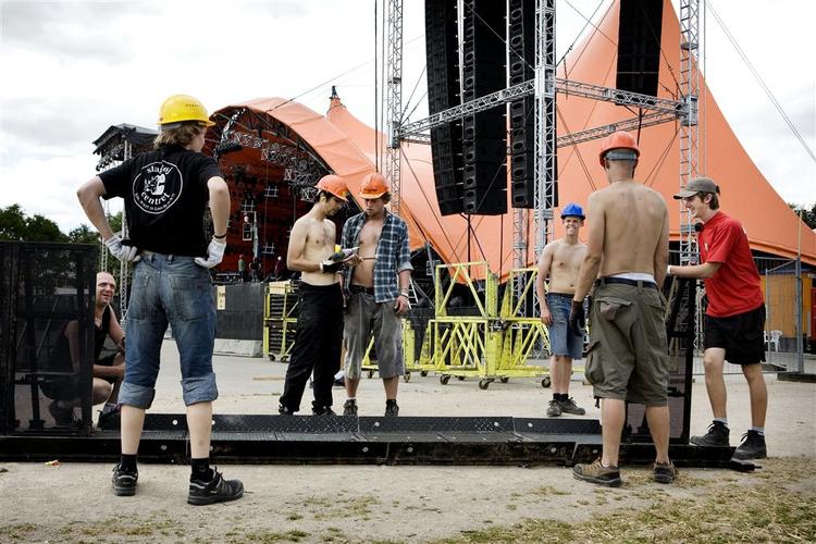 Der arbejdes på højtryk for at få Orange Scene op at køre. 