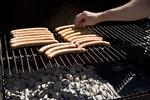 Mange af de grillpølser, du kan fiske op fra butikkernes kølediske, får hårde ord med på vejen fra seks pølseeksperter, vi har bedt smagsteste dem. 