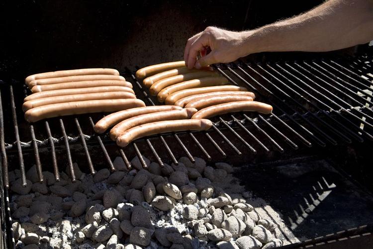 Mange af de grillpølser, du kan fiske op fra butikkernes kølediske, får hårde ord med på vejen fra seks pølseeksperter, vi har bedt smagsteste dem. 