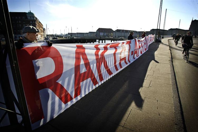 Danskere protesterer mod Lissabontraktaten. Men traktaten blev ratificeret af Folketinget. Andre lande har nu problemer med godkendelsen. Arkivfoto. 