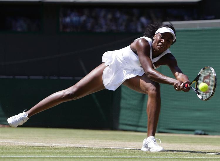 Venus Williams returnerer en bold fra Tamarine Tanasugarn i dagen kvartfinale. 