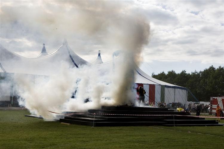På få minutter fik brandmændene ilden under kontrol. Umiddelbart før dette billede er taget, stod flammerne stadig op fra træinstallationen. 