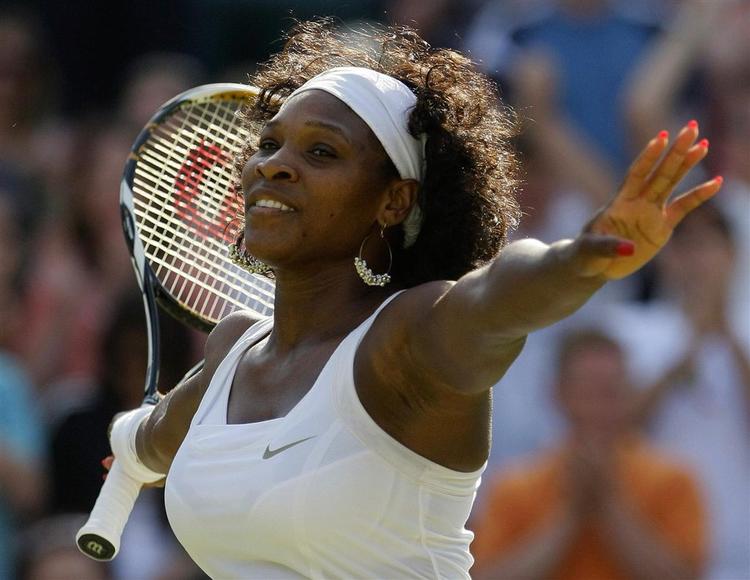 Serena Williams jubler efter sejren over polske Agnieszka Radwanska i kvartfinalen ved Wimbledon. 
