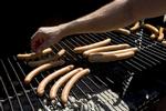 Slagter Christian Friis passer godt på grillpølserne, mens han forklarer, hvordan du undgår de flækkede hudfarvede til middagen. 