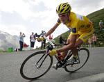 Michael Rasmussen på vej ned fra tinderne under Tour de France 2007. Arkivfoto. 
