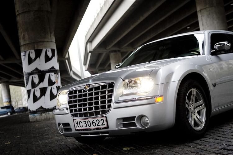 En amerikanerbil som Chrysler 300 C kan fås med rabat på adskillige hundrede tusinde kroner hos parallelimportører. Den lave dollarkurs gør det muligt. 