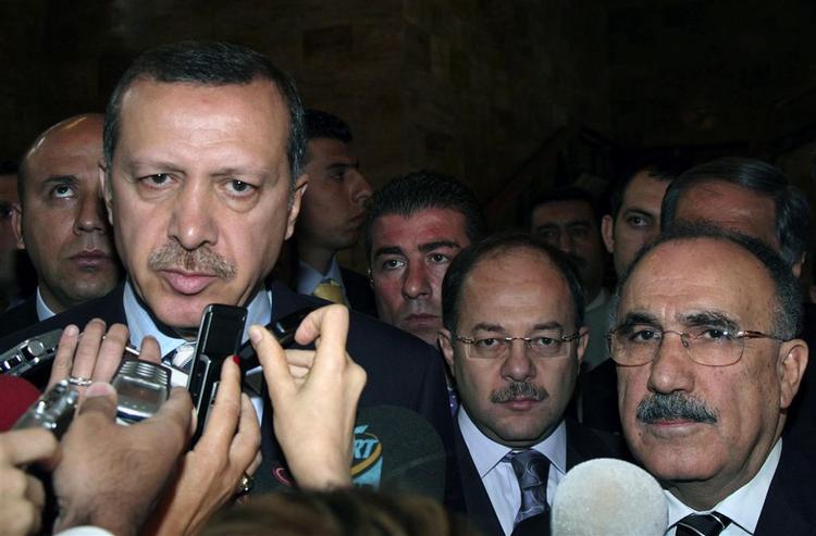 Tyrkiets forfatningsdomstil vil forbyde partiet AKP, hvor præsident Abdullah Gül og premierminister Recep Tayyip Erdogan hører til. 