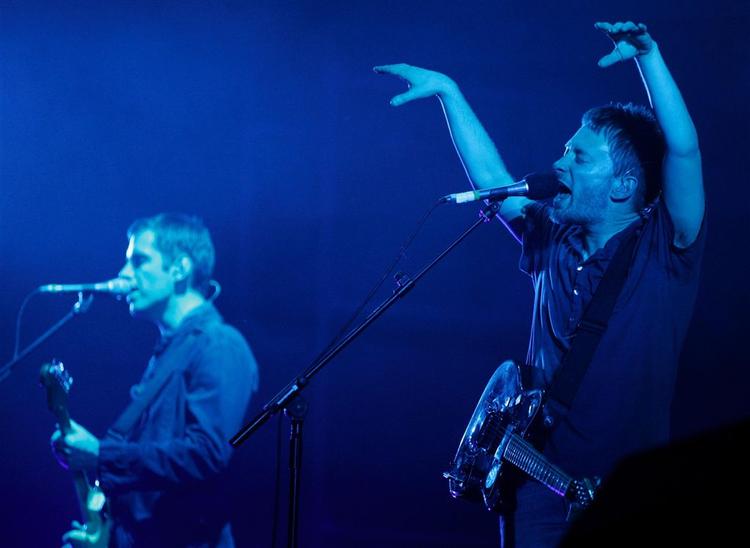 Om en uge spiller Radiohead på Orange Scene på Roskilde. Tirsdag og onsdag gav de koncerter i London, og anmelderne er - med visse forbehold - meget positive. Her ses forsanger Thom Yorke ved en koncert i Manchester sidste år. 