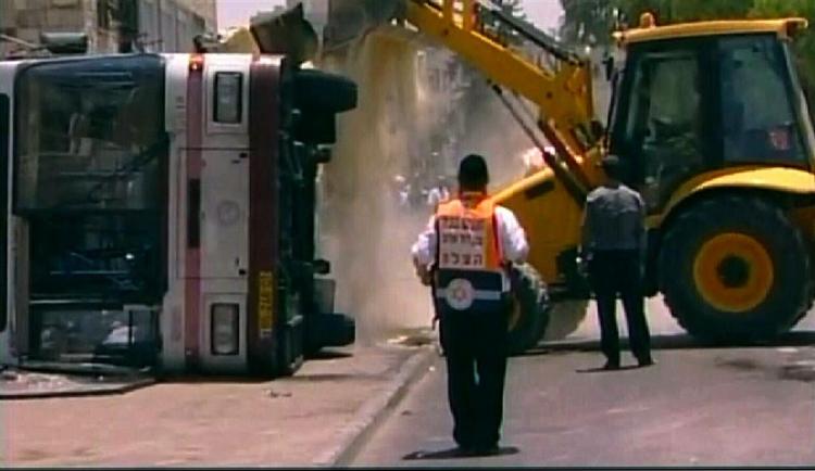 Fire er døde, efter at en bulldozer styrede direkte ind i en bus i Jerusalem. 
