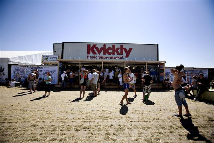 Dåseøl, dåsemad pakket ind i en stor dåse af en container. Kvickly er landet på festivalen. 