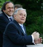 Polens præsident, Lech Kaczynski, vil ikke godkende EU-traktaten, før irerne har stemt ja. Her ses præsidenten med Uefas præsident Michel Platini under et møde om et fremtidigt værtsskab for EM i fodbold for Polen i 2012. 