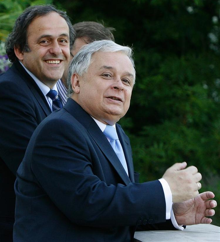 Polens præsident, Lech Kaczynski, vil ikke godkende EU-traktaten, før irerne har stemt ja. Her ses præsidenten med Uefas præsident Michel Platini under et møde om et fremtidigt værtsskab for EM i fodbold for Polen i 2012. 