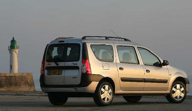 Dacia Logan MCV har plads til syv personer. Den vil nok koste omkring 150.000 kr. i Danmark næste forår. 