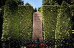 4. august 1875 døde H.C. Andersen og har i omtrent 133 år ligget fredeligt begravet på Assistens Kirkegård. I sidste uge blev hans gravsten skændet af graffiti, og selv efter flere forsøg på at rengøre stenen, er der stadig spor af hærværket. Foto: Martin Bubandt 