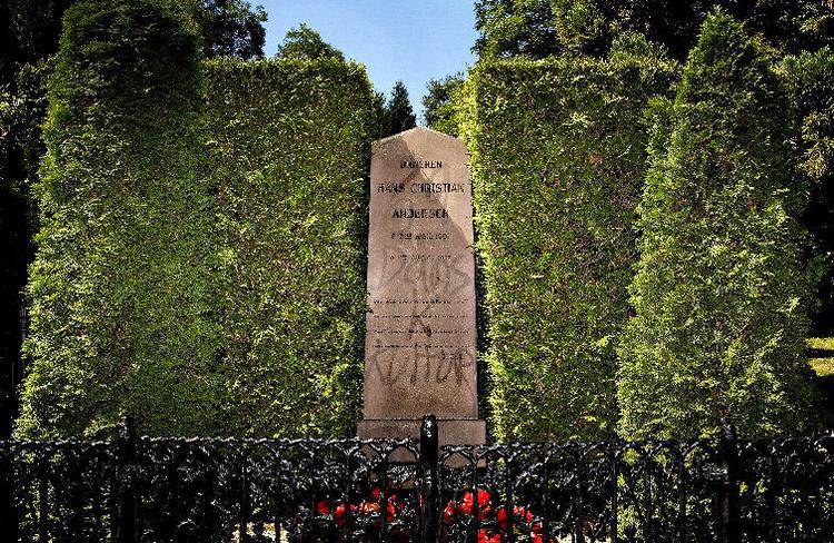 4. august 1875 døde H.C. Andersen og har i omtrent 133 år ligget fredeligt begravet på Assistens Kirkegård. I sidste uge blev hans gravsten skændet af graffiti, og selv efter flere forsøg på at rengøre stenen, er der stadig spor af hærværket. Foto: Martin Bubandt 