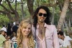 Den uheldige Peter løber ind i ex-kæresten Sarah Marshall og hendes nye kæreste på Hawaii. Foto fra filmen. 