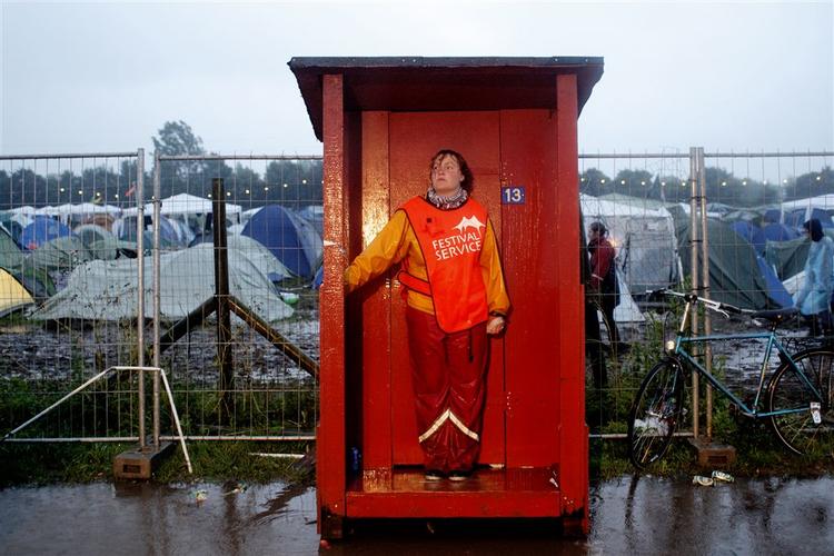 Roskilde 2007. Sidste års dyngvåde festival har fået flere til at søge job som frivillig, hvor man sover og spiser bedre end de betalende gæster. Arkivfoto. 