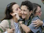 Ingrid Betancourt bliver kysset af sin mor, efter at hun i går blev befriet fra Farc. 